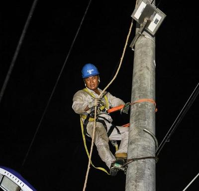 风雨无阻，光明守护者——电力工人迎战“黑格比”抢修复电纪实