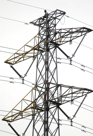 停电救援 高压塔上的生命守护